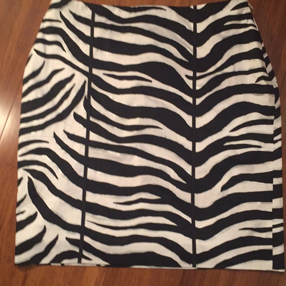 Brand is Black & White - skirts pencil